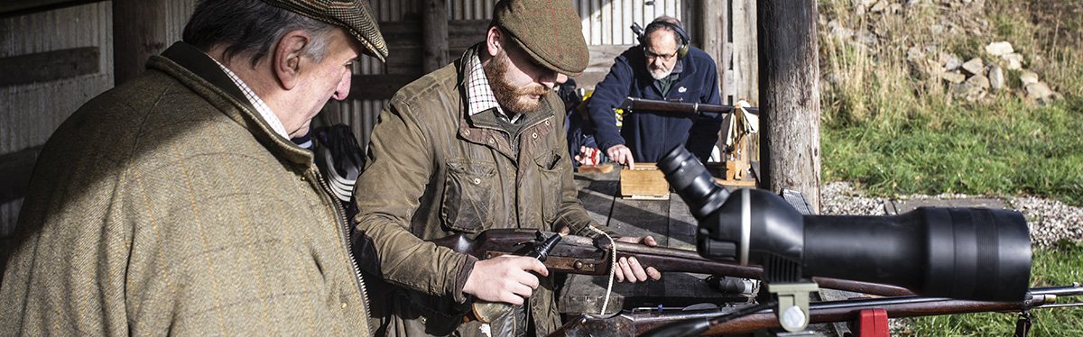 Priming the pan of a matchlock musket